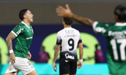 Em noite de uruguaios, Palmeiras domina jogo e vence Corinthians por 2 a 0