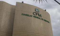 CFM veta terapia hormonal para menor de 18 anos e restringe cirurgias