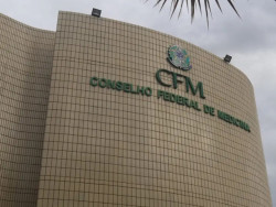CFM veta terapia hormonal para menor de 18 anos e restringe cirurgias