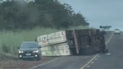 Carreta tomba na BR-060 e pista é interditada em Paraíso das Águas