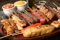 Espetinho de churrasco e outros sabores é a dica de almoço para hoje; confira