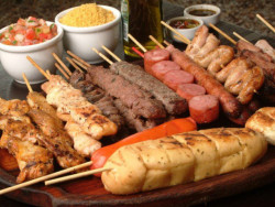 Espetinho de churrasco e outros sabores é a dica de almoço para hoje; confira