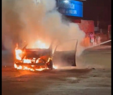 Veículo é encontrado completamente incendiado e condutor foge do local