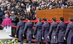 No Vaticano, Lula diz que papa fez história ao combater desigualdades