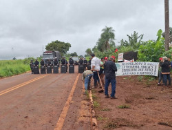 Tropa de Choque expulsa trabalhadores sem-terra de área da JBS em Dourados