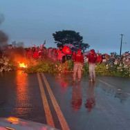 Trabalhadores sem-terra bloqueiam rodovia em outro dia de protestos