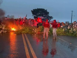 Trabalhadores sem-terra bloqueiam rodovia em outro dia de protestos
