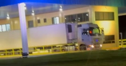 Defron apreende grande quantidade de celulares em carreta câmara fria