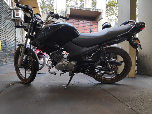 Motocicleta abandonada carregada com maconha em Itahum (Imagem: Adilson Domingos)