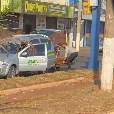 Caixão cai no meio de Avenida em Dourados (Imagem: Reprodução)