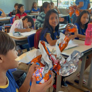 Crianças indígenas recebem ovos de Páscoa da prefeitura