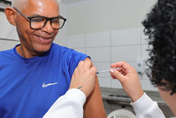 Dourados faz "Dia D" para vacinar contra influenza e foco são idosos e crianças