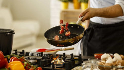 Por que nunca deve lavar uma panela ou frigideira quente com água fria