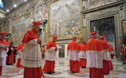 Cardeais iniciam eleição do novo Papa com Missa na Basílica de São Pedro