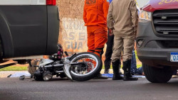 Jovem morre após bater motocicleta em carro e placa de sinalização em MS