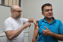 Prefeito toma vacina contra a gripe e convoca população para o Dia D neste sábado