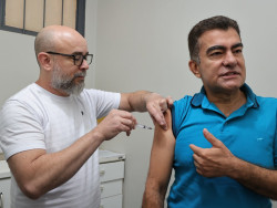 Prefeito toma vacina contra a gripe e convoca população para o Dia D neste sábado