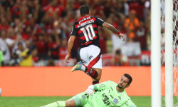 Flamengo vence com gol de Arrascaeta e lidera o Brasileiro