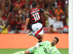 Flamengo vence com gol de Arrascaeta e lidera o Brasileiro