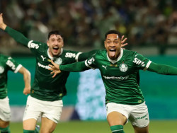 Vitor Roque marca nos acréscimos para levar Palmeiras à liderança