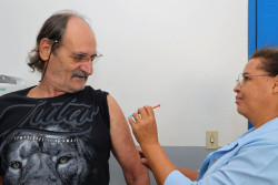 Saúde vacina 3,4 mil pessoas no "Dia D"; ocupação de leitos hospitalares persiste