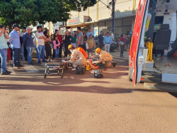 Motociclista de 55 anos fica em estado gravíssimo após ser atingida por caminhonete