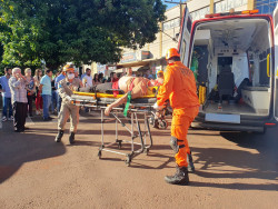 Motociclista atropelada por caminhonete continua em estado gravíssimo