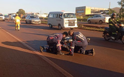 Jovem é socorrido após cair da moto ao atropelar e matar cachorro em rodovia