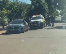 Amigos contratam garotas de programa para festinha, fogem da polícia e condutor é preso