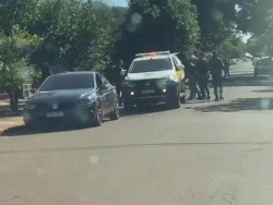 Amigos contratam garotas de programa para festinha, fogem da polícia e condutor é preso