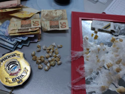 Polícia fecha ponto de venda de drogas e apreende adolescente por homicídio