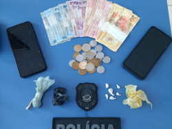 Foram apreendidas sete porções de crack, totalizando quatro gramas, e R$ 145,25 em dinheiro; Foto: Divulgação/PC