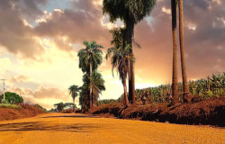 Travessão do Castelo recebe serviço de patrolamento e cascalhamento