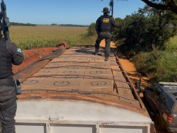Motorista foge e abandona carreta com 42 mil pacotes de cigarros contrabandeados do Paraguai