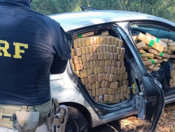 Motorista foge da PRF e abandona carro com quase uma tonelada de maconha