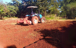 Prefeitura prepara solo para projeto agrícola com mulheres da Jaguapiru e Bororó