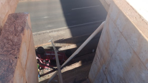 Na contramão, condutor cai com Fiat Uno no vão de viaduto e abandona carro na rodovia