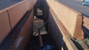 Na contramão, condutor cai com Fiat Uno no vão de viaduto e abandona carro na rodovia