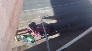 Na contramão, condutor cai com Fiat Uno no vão de viaduto e abandona carro na rodovia