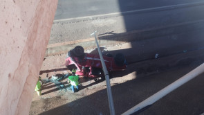 Na contramão, condutor cai com Fiat Uno no vão de viaduto e abandona carro na rodovia