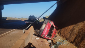 Na contramão, condutor cai com Fiat Uno no vão de viaduto e abandona carro na rodovia