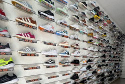 Ação da polícia e do Procon apreende 1.620 pares de tênis falsificados