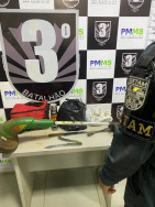 Homem invade residência, tranca a vítima no quarto e foge com vários objetos