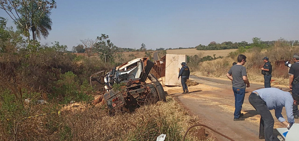 Acidente deixou parte da pista interditada (Imagem: Cido Costa/ Dourados Agora)