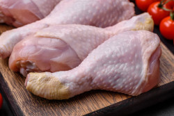 Frango: maior oferta no mercado interno por suspensão de exportações derruba preços