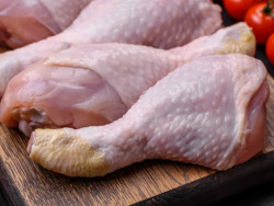 Frango: maior oferta no mercado interno por suspensão de exportações derruba preços