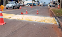 Quebra-molas recebe pintura após acidente com morte de motociclista