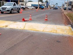 Quebra-molas recebe pintura após acidente com morte de motociclista