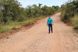 Prefeitura leva cascalhamento às estradas rurais do distrito de Itahum