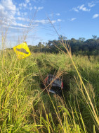 Carro de Adilson parou em meio à vegetação às margens da rodovia (Foto: Campo Grande News)